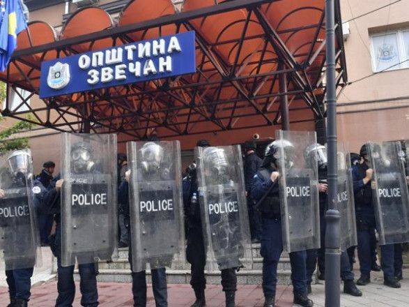 Сербы атакуют полицию Косово: премьер-министр призывает к верховенству права