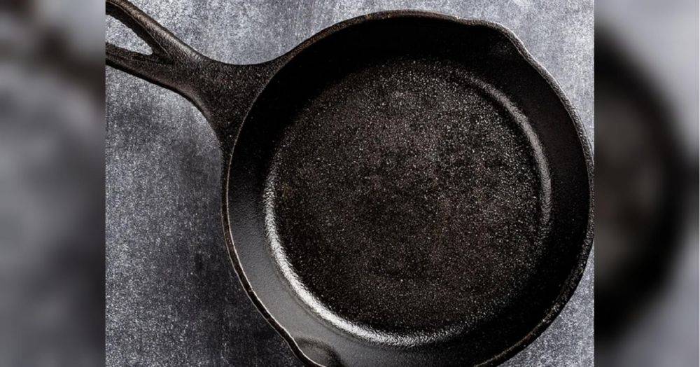 Поможет подсолнечное масло: простой способ избавиться от толстого слоя нагара на сковородке