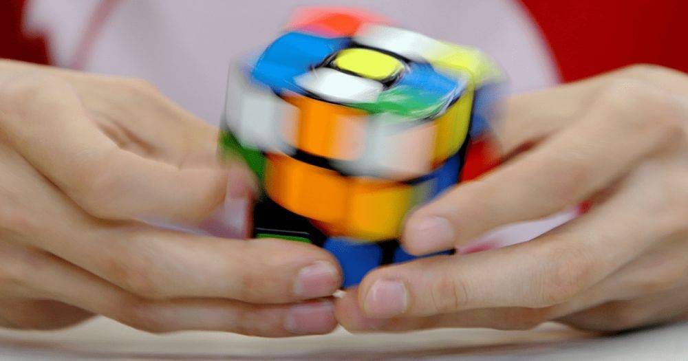 Всего за 3,13 секунды: парень установил мировой рекорд по сборке кубика Рубика (видео)
