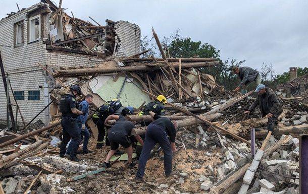 Правоохранители показали видео спасения людей из-под завалов в Краматорске