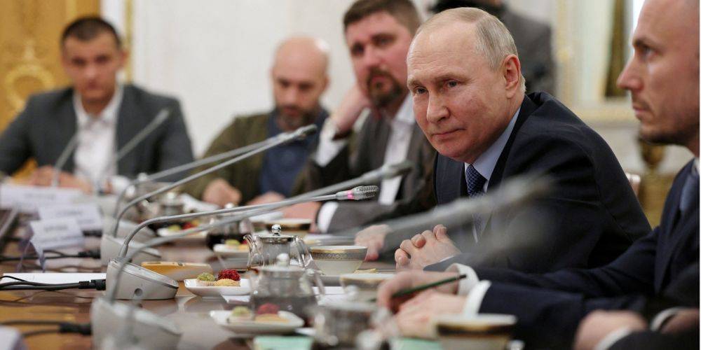 Ищет шансы выжить. Что на самом деле заявил Путин на встрече с «военкорами» и действительно ли он верит, что выиграет войну — западные аналитики