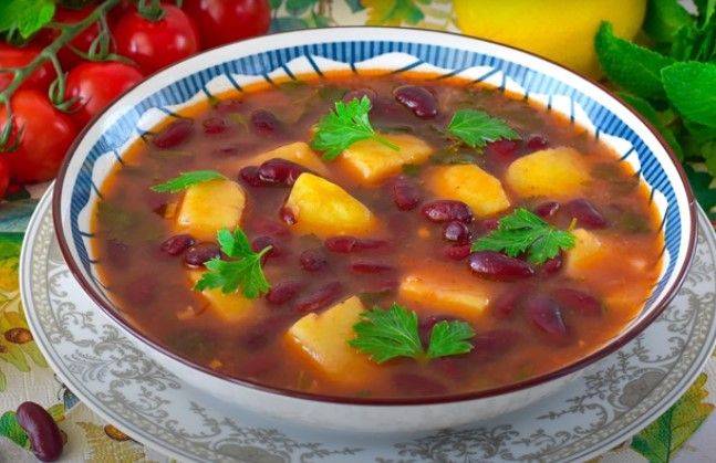 Настоящее мужское блюдо: рецепт грузинского супа с картошкой, фасолью и томатной пастой