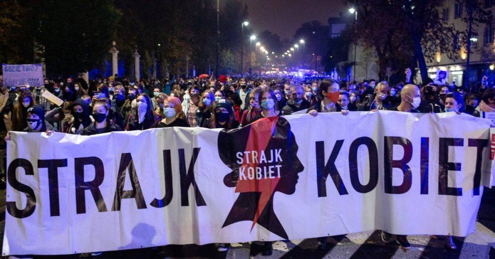 "Хватит нас убивать": в Польше женщины вышли на протесты против закона об абортах