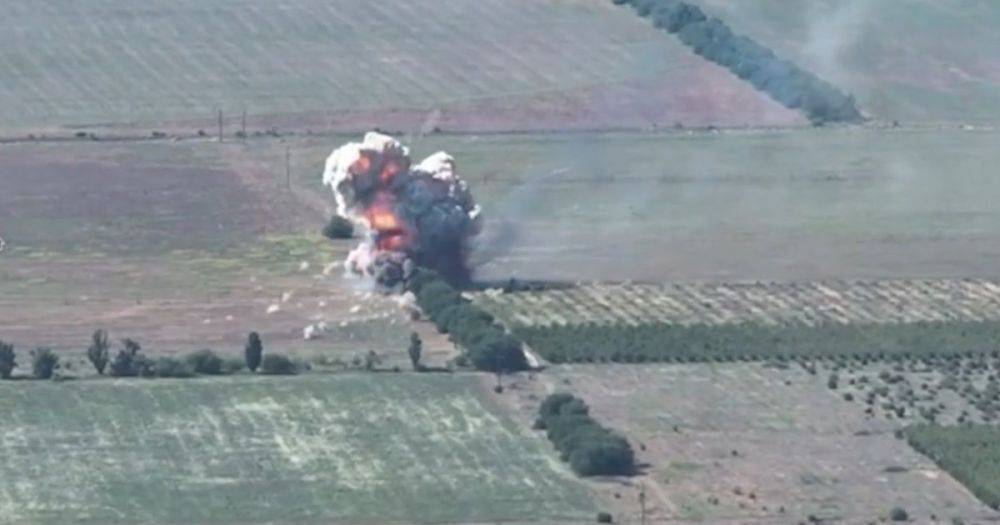 Разлетелась вдребезги: артиллерия ВСУ эффектно уничтожила вражескую САУ "Нона-С" (видео)