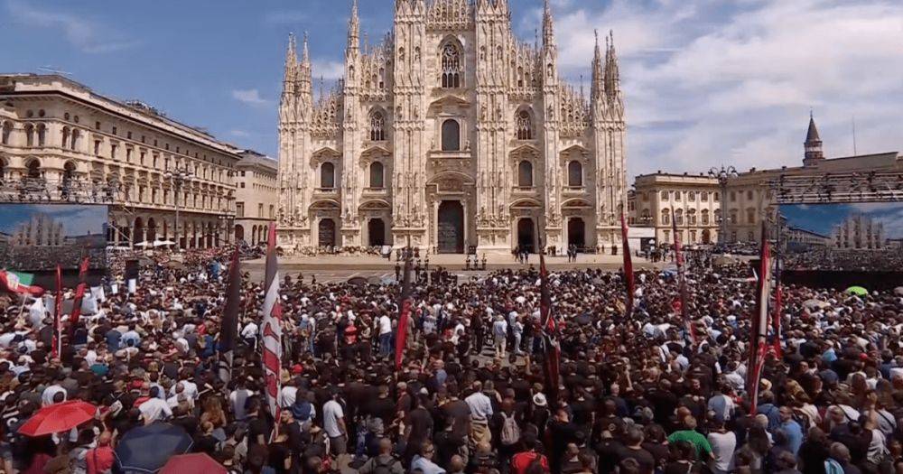 Готический собор, скандирование толпы и Орбан: в Милане попрощались с Берлускони