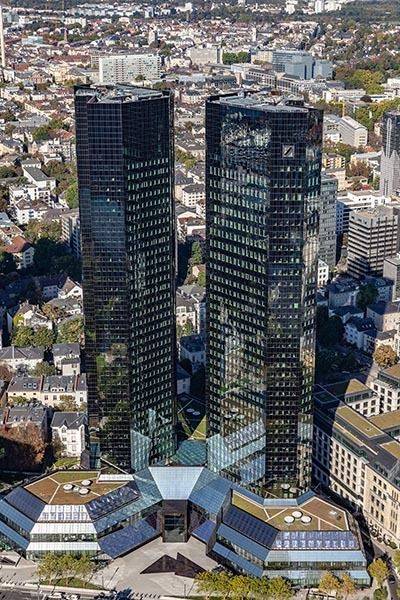 Активисты «Гринпис» устроили акцию протеста на выступе фасада франкфуртского небоскрёба