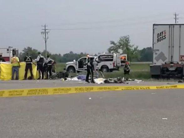 Ужасное ДТП в Канаде: грузовик наехал на автобус, по меньшей мере 15 человек погибли