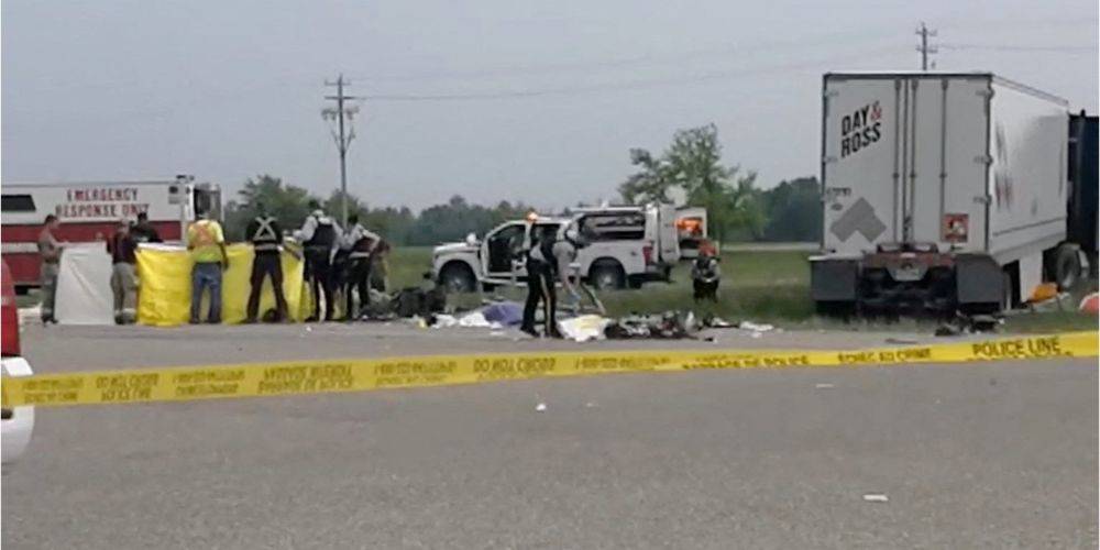В Канаде столкнулись автобус и грузовик: 15 человек погибли, 10 — госпитализированы