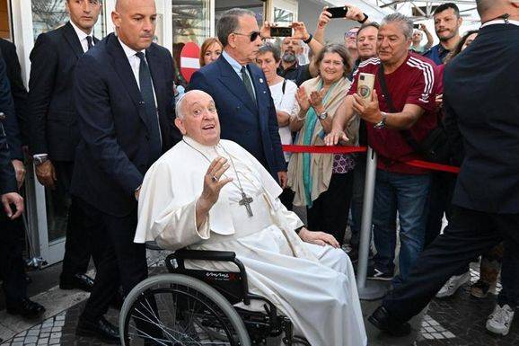 "Я все еще жив": Папу Франциска выписали из больницы