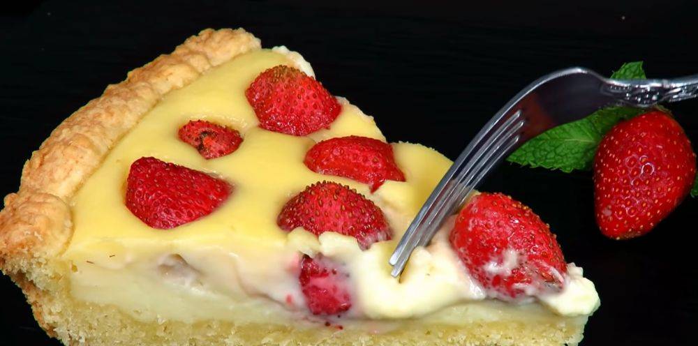 Этот аромат сводит с ума: рецепт творожного пирога с первой клубникой