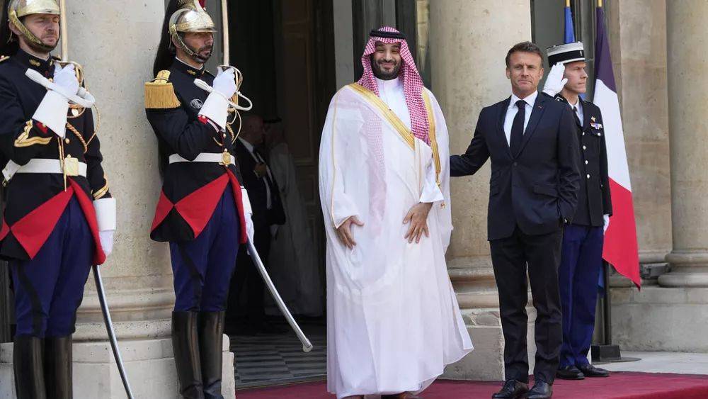 Тет-тет в Париже: президент Франции и наследный принц Саудовской Аравии провели переговоры