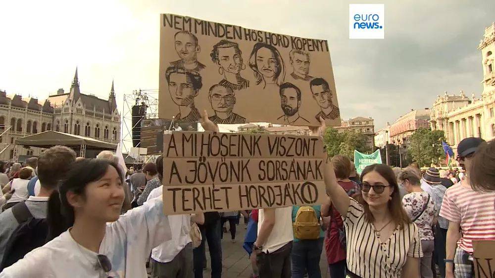Венгры протестуют против "закона мести" учителям