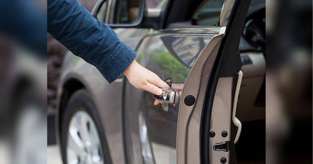 Некоторые водители сверлят дыры в дверях авто: названа причина