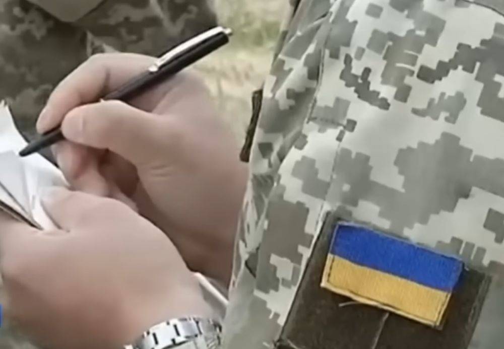 В телефоны украинцев посыпались повестки: что грозит за их игнор