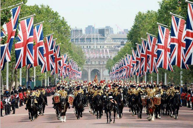 В Лондоне прошел первый парад по случаю официального дня рождения Карла III