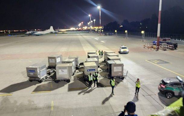 Охорона президента ПАР привезла до Польщі 12 контейнерів зі зброєю — ЗМІ