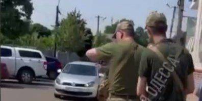 В Одесской области военком начал стрелять, когда вручал повестку. Ему грозит семь лет тюрьмы