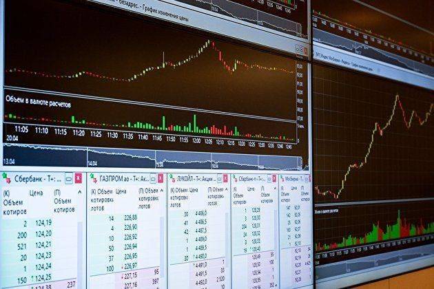 Мосбиржа: российский рынок акций перешел к снижению после роста на открытии в понедельник