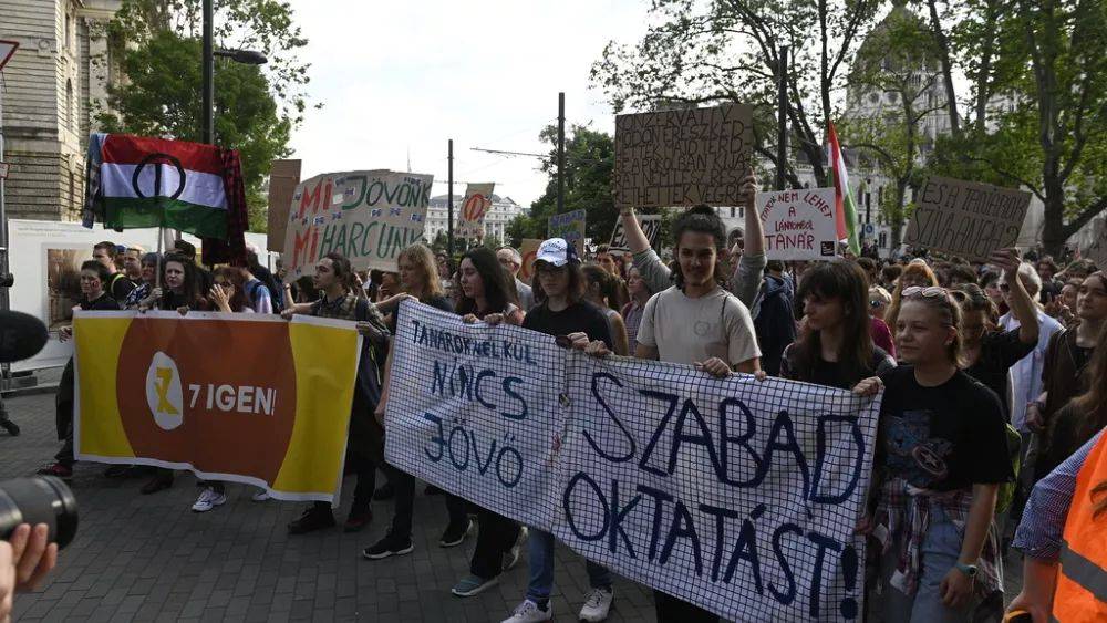 Венгрия: студенты протестуют против закона, лишающего учителей статуса госслужащих