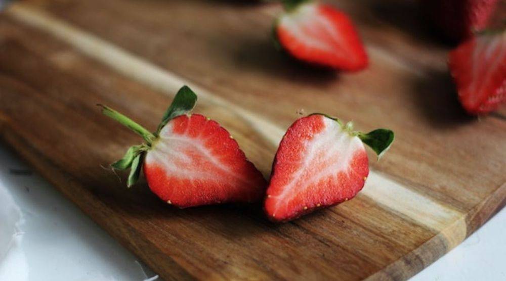 Польза клубники – какие витамины есть в свежих ягодах, почему стоит их есть летом