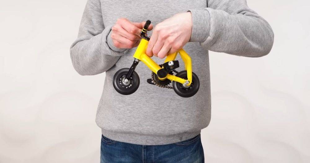 Умелец создал самый маленький в мире велосипед с колесами от роликовых коньков (видео)