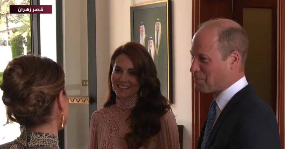 Чтец по губам выяснил, о чем говорили Кейт Миддлтон и королева Рания на свадьбе принца Хусейна