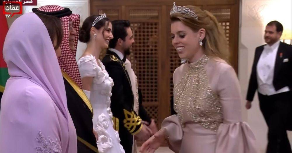 Принцесса Беатрис появилась на свадьбе иорданского принца в тиаре своей матери