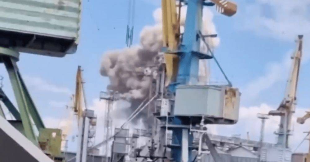 Взрывы в Бердянске: ВС РФ выводят из порта свои корабли, – власти (фото)