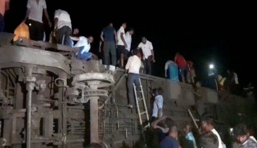 В Индии пассажирский поезд сошел с рельсов, пострадали сотни людей