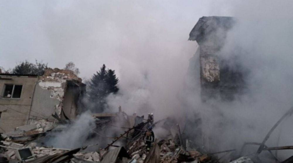 Ночная атака на Киевщину: повреждены дома, от обломков вспыхнул пожар
