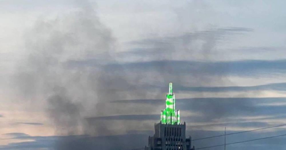 В центре Москвы вспыхнул пожар: над городом поднялся густой дым (видео)
