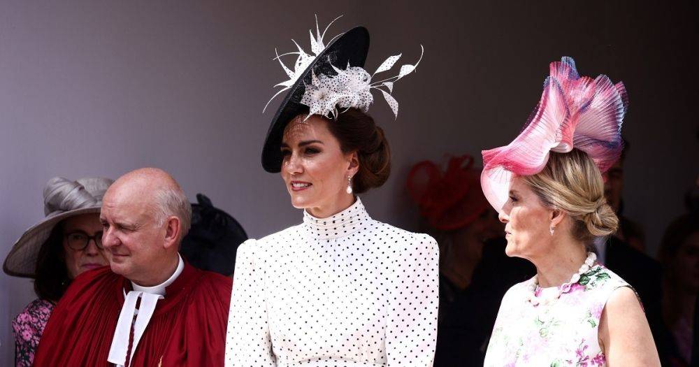 Кейт Миддлтон скопировала стиль принцессы Дианы, надев платье в горошек и экстравагантную шляпку