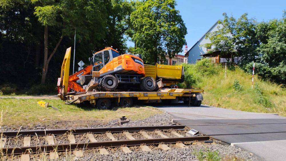 В Чехии поезд столкнулся с грузовиком, перевозившим экскаватор: 21 пострадавший