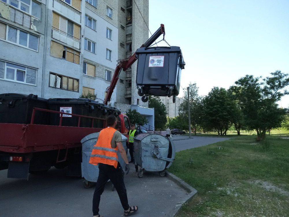 В Харькове завершают замену мусорных контейнеров