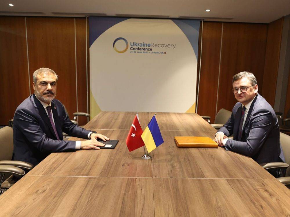 Кулеба обсудил с главой МИД Турции "зерновое соглашение" и формулу мира