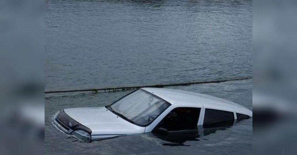 Ни в коем случае не пытайтесь завести: что делать водителям, когда автомобиль затопило