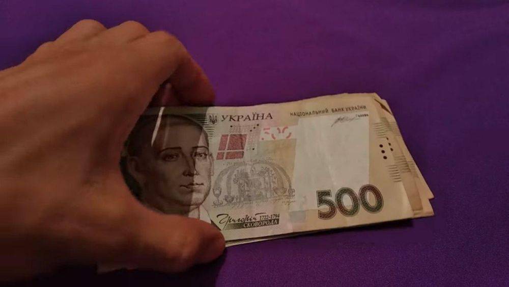 Украинцам раздают по 2700 гривен: платить будут годами