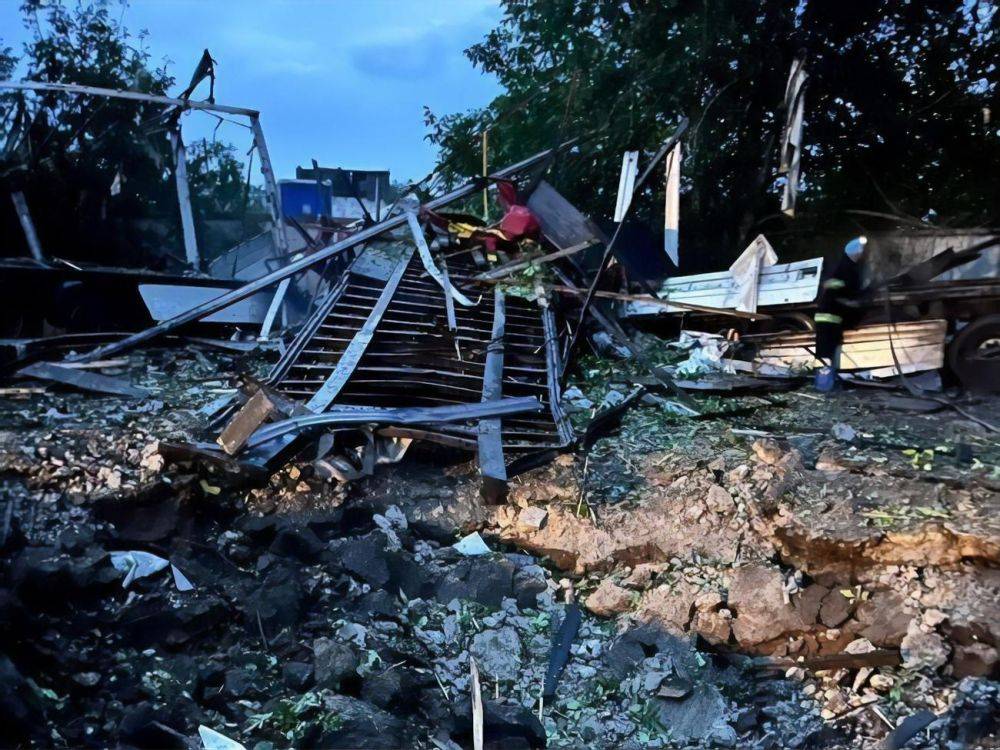 Ночью оккупанты обстрелили Запорожскую область. Два человека ранены, разрушены предприятие и 15 жилых домов