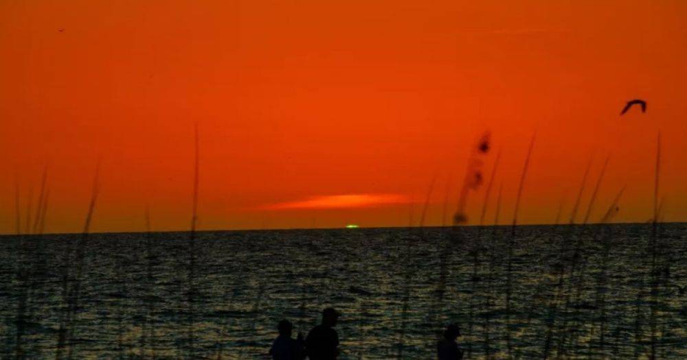 Луч из Пиратов Карибского моря: ученые объяснили зеленую вспышку на восходе и закате Солнца