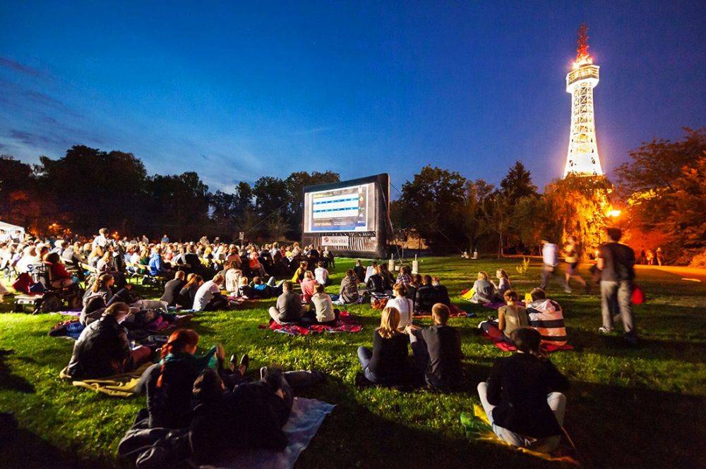 В Праге начинает работу «Киноавтобус» – бесплатный кинотеатр под открытым небом