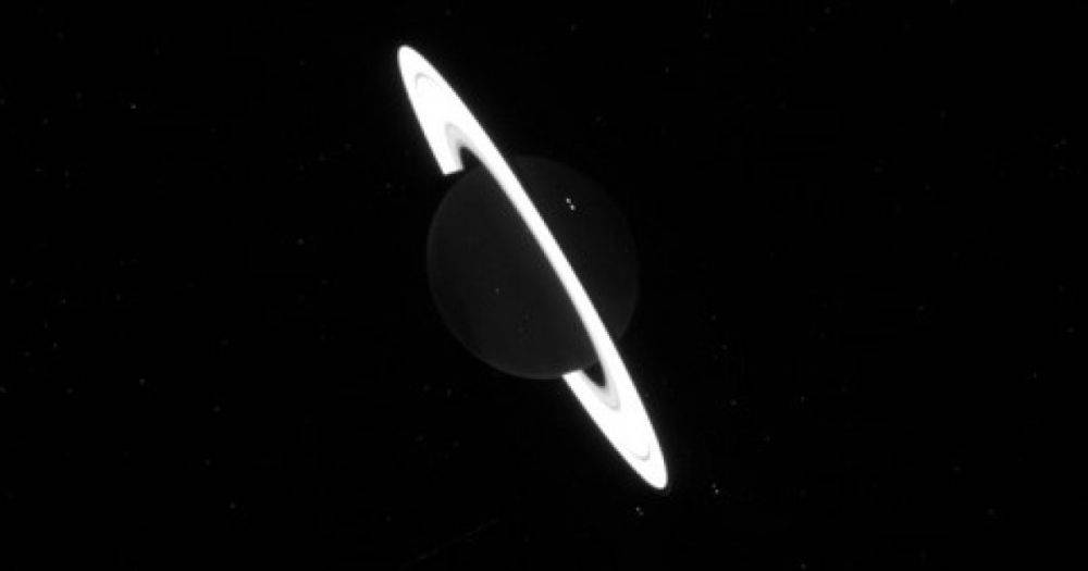 Черная планета и яркое кольцо: астрономы показали новые необычные снимки Сатурна (фото)