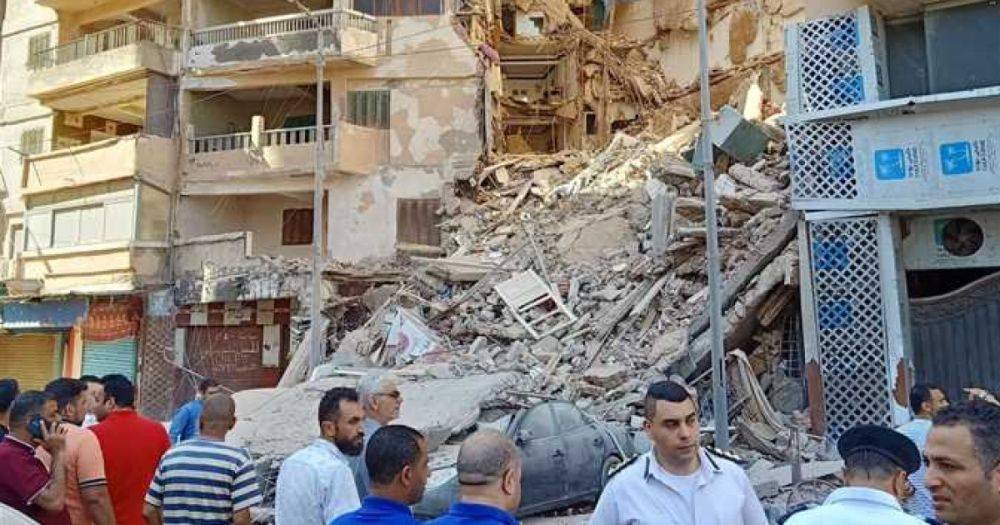В Египте внезапно обрушился 13-этажный дом с туристами: люди лежат под завалами (видео)
