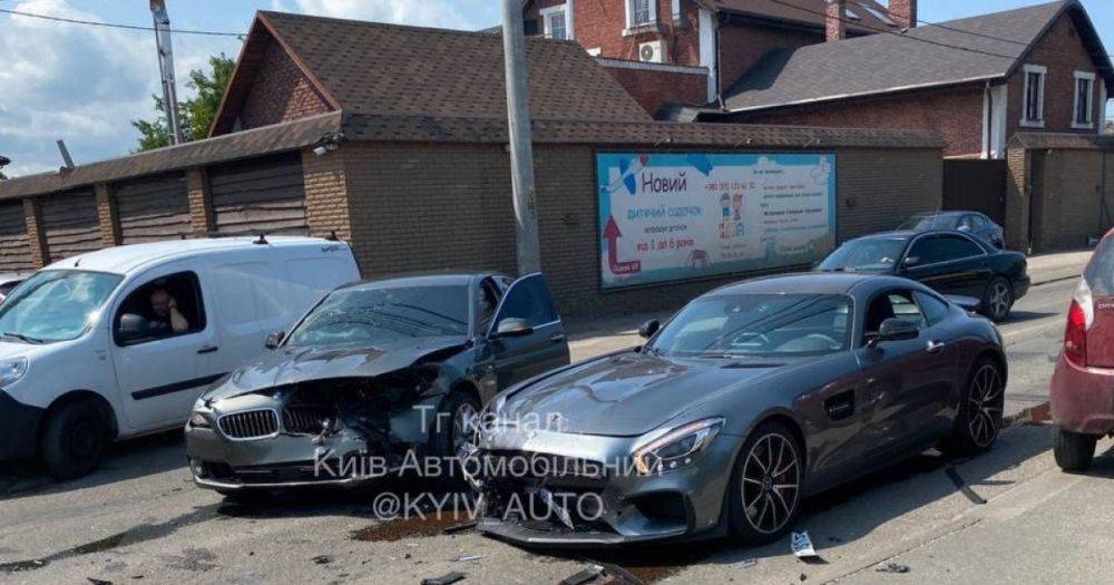 В Киеве разбили в ДТП эксклюзивный суперкар Mercedes стоимостью свыше $150 000 (фото)