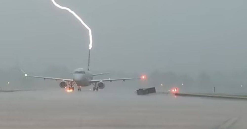Внутри были пассажиры: во время грозы молния дважды ударила в самолет (видео)
