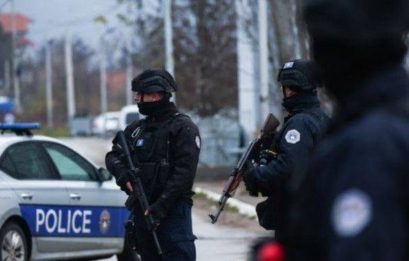 Косовская полиция заставила сына Вучича снять футболку с провокационными надписями
