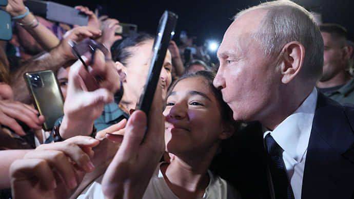 Путин вышел к ошалевшей толпе в Дербенте, внезапно забыв о ковиде