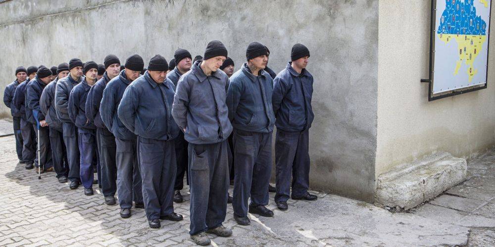 Хроники Алькатраса. Как живут, что едят и чем занимаются в украинском плену российские военные — репортаж NV