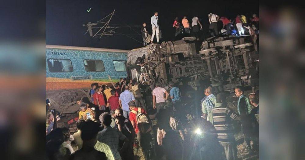 Ужасная катастрофа на железной дороге в Индии: более 200 погибших и около тысячи пострадавших