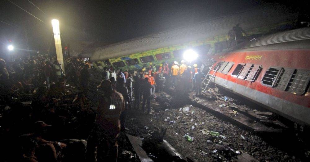 Одна из самых массовых трагедий в Индии: В аварии на железной дороге погибли по меньшей мере 288 человек