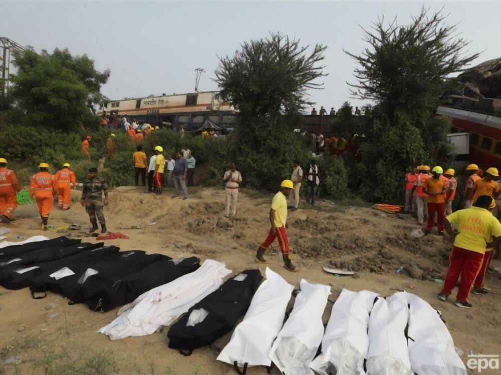Столкновение поездов в Индии: СМИ сообщают о почти 300 погибших